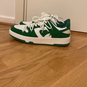  heart dunks💚 -  jag säljer mina helt nya gröna heart dunks. anledningen är att de var försmå för mig. jag beställde storlek 43 men jag skulle nog säga att skona är 41-42 i storleken. jag köpte skorna för 1100 och väljer därför att sälja dem för 750kr Eftersom de är nya.
