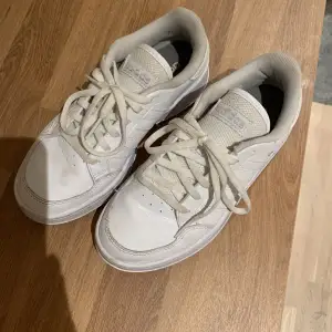 Fina vita sneakers från Adidas! I storlek 36 (OBS, liten smuts vid tårna på skon) 