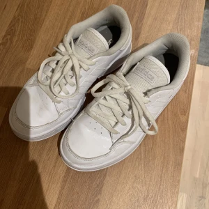 Adidas sneakers! - Fina vita sneakers från Adidas! I storlek 36 (OBS, liten smuts vid tårna på skon) 