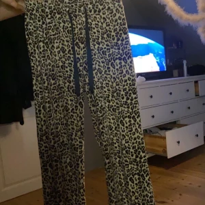 Båda för 50kr  -  mjukisbyxor 