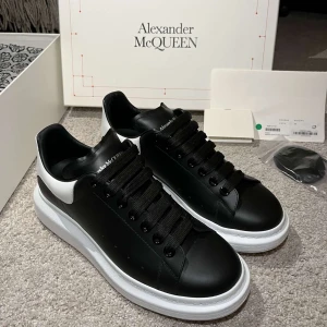 Alexander McQueen  - Säljer ett par Alexander McQueen i storlek 40. Som nya endast testat en gång! Sätter bin på 3200 kr men öppet för bud! 