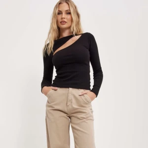 Nelly cut out rib top  - Svart ribbad top med cut out framtill aldrog använd och i bra skick, ordinarie pris 299kr