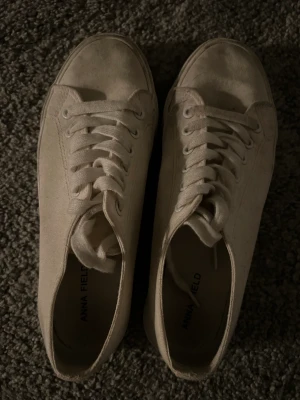 vita sneakers strl 38 - fina enkla sneakers. De går nog att göra lite renare där framme🤍
