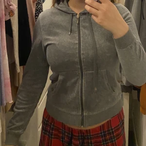 Grå kofta storlek M - Säljer då den är för liten