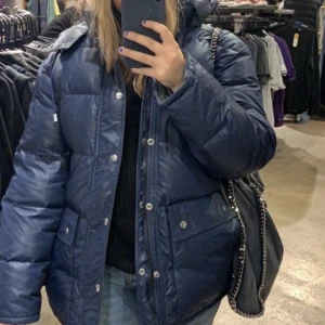 Vinterjacka  - Jättefin vinterjacka som tyvärr inte kommer till användning. Perfekt till vinter och är riktigt varm💕Startpris 600