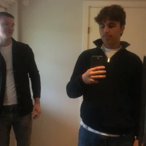 Half zip  - Skit snygg half zip tröja från zara som tyvärr inte får någon användning längre men sitter hur bra som helst. Tröjan är super skön ocj kommer passa alla med storlek L/M