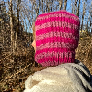 Stickad balaclava  - Stickad balaclava. Kan båda användas som en luva eller uppdragen. Varm och skön till vintern (inte stickig enligt mig) 100% ull.  Passar en s-M (något stretchig) KOM MED EGET PRIS!!