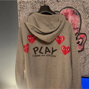 cdg zip hoodie - schysst zip tröja från cdg,nypris 3 skicket är 8/10