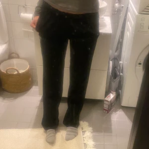 Adidas byxor - INTRESSEKOL på mina sjukt snygga adidas byxor med svarta ränder😍😍 skriv om ni är intresserade och föreslå pris! 