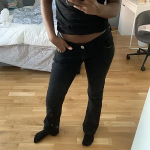 Svarta True Relgion jeans!🤩🤩 - Säljer dessa shit snygga och trendiga true relgion jeans. som tyvärr inte kommit till användning. 