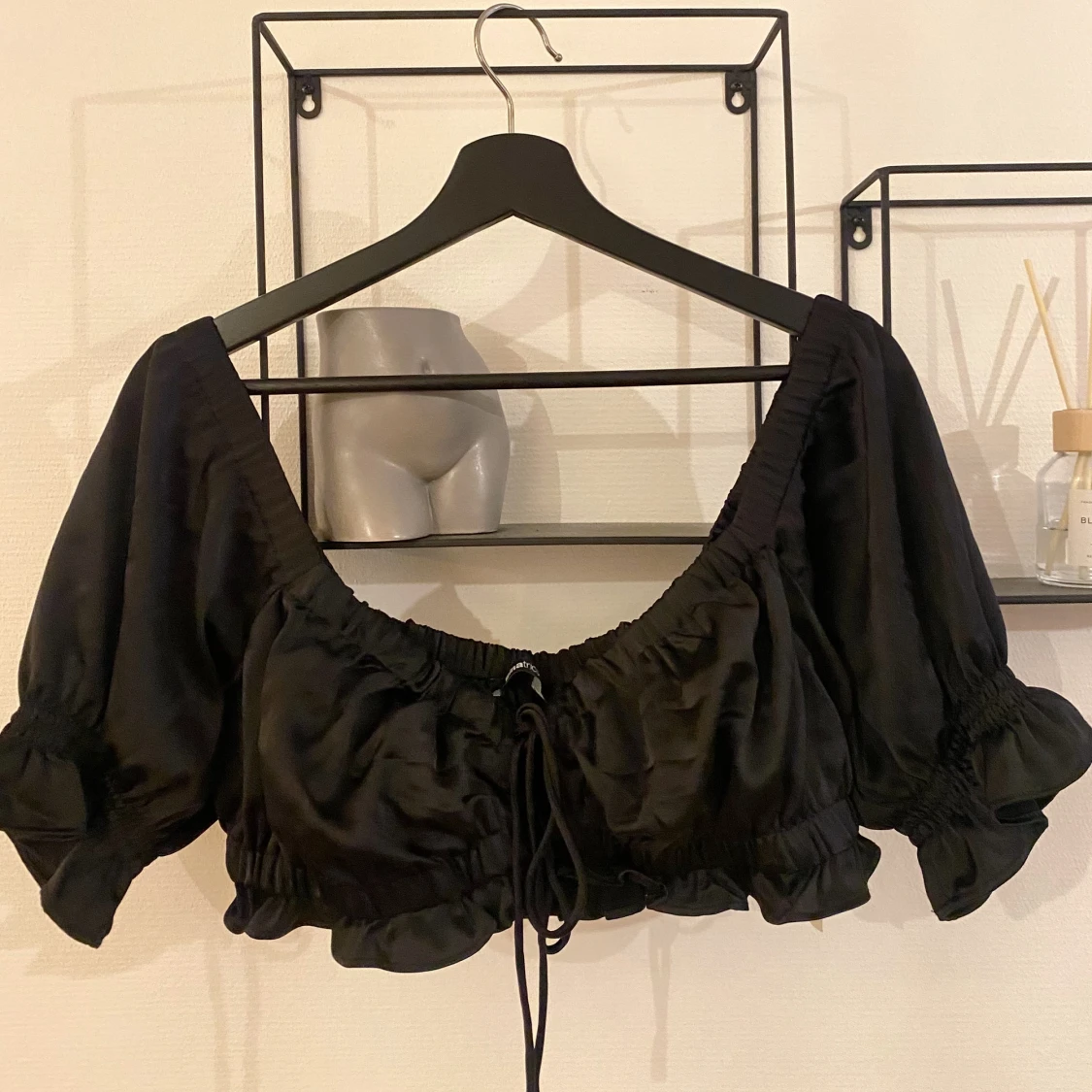 Svart satin topp från Gina Tricot  - 90