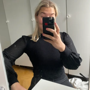 Svart blus med speciella ärmar  - Svart jättefin blus med unika ärmar. Har även identisk i mörkgrön (se min Plick-sida). Jättefint skick!