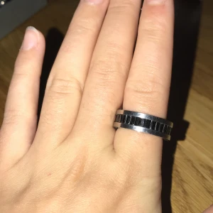 Ring från Edblad  - Snygg ring från Edblad. Skulle säga att det är ungefär en storlek M i ringar. 