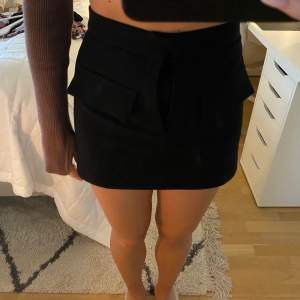 En svart kjol med short inbyggt från zara i xs men passar mig som brukar ha s också ❤️dragkedjan är sönder