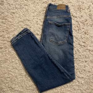 Snygga blåa mom jeans från Gina tricot. Säljer pågrund av att dom är för korta på mig som är 179cm.  Pris går att diskutera! 