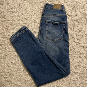 Jeans strl 36 - Snygga blåa mom jeans från Gina tricot. Säljer pågrund av att dom är för korta på mig som är 179cm.  Pris går att diskutera! 