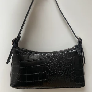 Svart väska NA-KD - Liten handväska från NA-KD i jättefint skick! Knappt använd