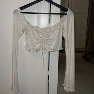 Sommartröja - Gullig off shoulder tröja från nakd 💕💕