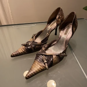 Spetsiga klackar  - Spetsiga högklackade skor 