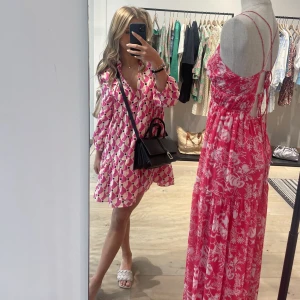 Toppen fin klänning😍 - Väldigt vacker och söt klänning ifrån zara på Palma💓 Har tyckt om den såå mycket men jag har väldigt många klänningar! 