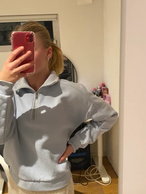 Blå tröja med krage  - Nästan aldrig använd