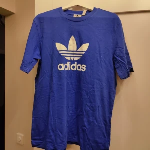 Adidas T-shirt - Fin loosefit t-shirt från adidas
