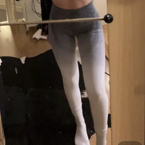 TRÄNINGSTIGHTS - SNYGGA & bekväma tights från Shein! Aldrig använda!!💕jag är en xs i tights men dessa är medium, det finns dock gott om utrymme då dessa e lite stora på mig!❤️ formar rumpan snyggt!