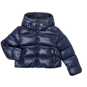 Vinterjacka  - Säljer nu min superfina marinblå Ralph lauren jacka som köpets förra vintern. Jackan är ganska sparsamt använd och har inga defekter. Jackan är i XL för barn och passar mig som har xs. Nypris var ungefär 2300. Köparen står för frakt!💕