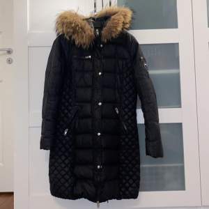Säljer en ny modell av Rockandblue jacka. Har använt jackan i väldigt bra skick och är perfekt för vintern. Den är tjock och varm. 