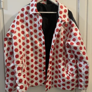Jacka Nike - Säljer nu min älskade, älskade Nike-jacka pga. den används alldeles för sällan. Så fin! Fickor, lätt vadderad, fungerar perfekt till vår och höst. 