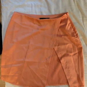 Orange Satinkjol  - Orange satinkjol, aldrig använd!  