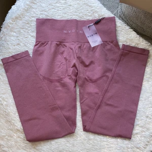 Nvgtn  - Nvgtn Curve seamless i storlek M i färgen pastel pink. Bara använda en gång för va lite förstora för mig som är en xs-s, funkar nog bättre för någon som är s-m. Som nya utan skavanker. 