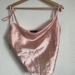 Linne - Shein linne, där man kan justera banden själv vid axlarna Fick den av en vän men den är för stor för mig så aldrig andvänd 