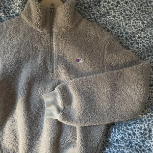 Champion tjocktröja - Barely used, super cute and warm Champion sweater ⭐️ 