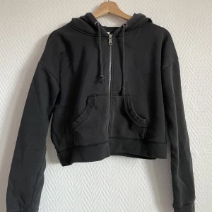 Croppad kofta  - Kortare kofta med drag kedja och luva  Andvände jätte mycke förr men aldrig längre tyvärr, super skön !!