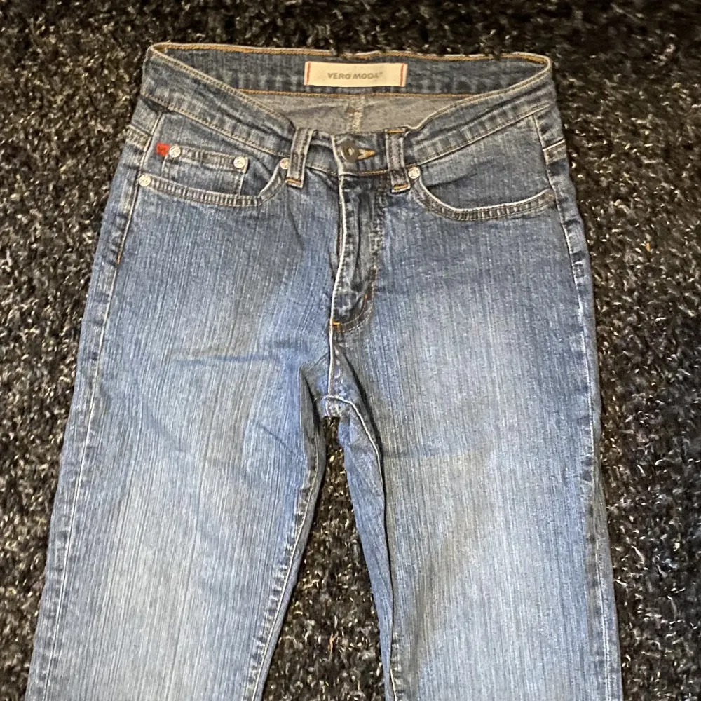Jeans köpta under tidigt 2000-tal med lite flaire på benen, detaljer på bakfickorna och låg midja.  🫧Priset kan diskuteras vid snabb affär🫧. Jeans & Byxor.