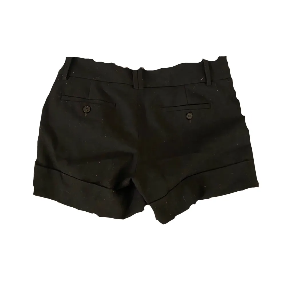 svarta zara shorts i strl M! skulle säga att de är åt de mindre hållet så kanske s/m! skriv om ni vill ha måtten! . Shorts.