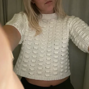 NA-KD trekvartsärmad topp - Lägger ut igen pga köparen ej svarar. Superfin stickad trekvartsärmad topp. Storlek XXS men passar upp till S/M som jag är! Säljer för 200kr, pris går att diskuteras💕Hör av er vid frågor💕 köparen står för frakten!