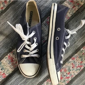  Converse mörkblå - Säjer dessa supersnygga mörkblå converse skor. Köpte de på Plick men de va tyvärr lite för små för mig. Skriv om ni är intresserade💕