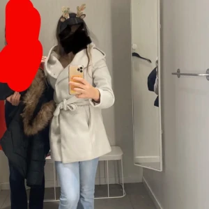 Vit kappa  - Säljer denna vita kappan pga har köpt ny kappa. Den är väldigt bekväm att ha på sig och även varm ute i kylan.❤️Frakten kostar 80 kr❤️