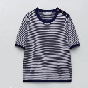 Zara stickad tröka - Säljer den stickad tröja från Zara💙💙 Använd 4-5 gånger, så nysick Skriv för mer bilder💗💗