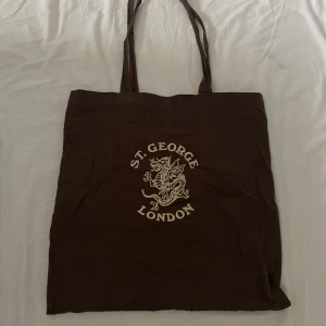 Brandy Melville tote bag - Säljer denhär mötkbruna totebagen. Den är i bra skick  Den ska såklart tvättas och göras helt ren innan frakt 📦  Den passar välldigt bra till lite mer varma (färger) kläder. Bagen säljs inte längre av Brandy Melville.  NI STÅR FÖR FRAKTEN‼️