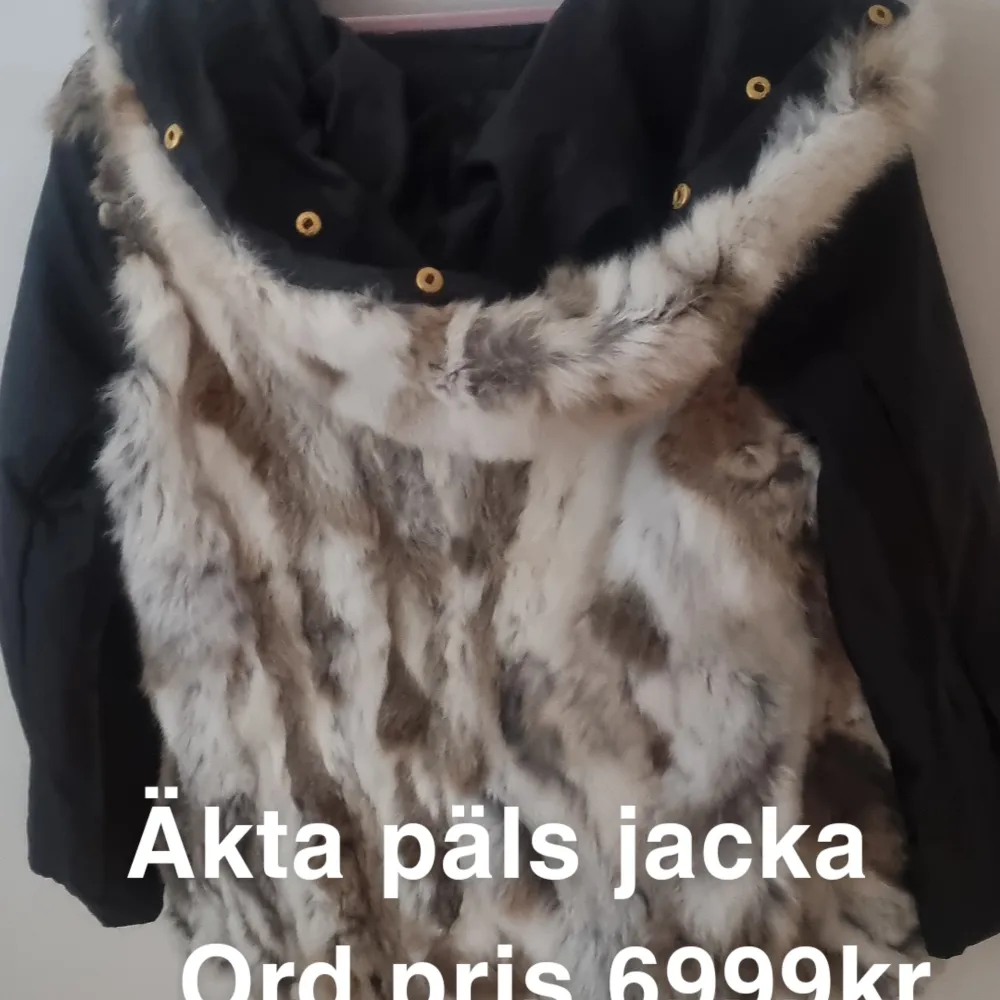 Äkta päls jacka! Dessutom design jacka från paris så nu hoppas jag ni budar på😀. Jackor.