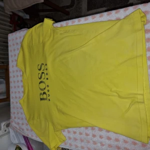 Hugo boss t shirt - Gul hugo boss t shirt. Orignal