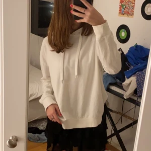 Vit hoodie stl: xs  - Vit vanlig hoodie. Köpare står för frakt