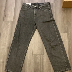 Loose fit jeans - Ett par loose fit jeans från H&M. Storlek 31/32. Använda 1 gång, säljer dom för att jag inte använder dom.