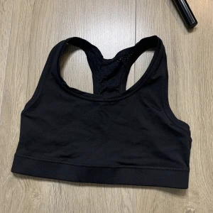 Sport-bh casall - Fin sport-bh från casall, relativt använd och är liten sliten så kom med eget pris:)