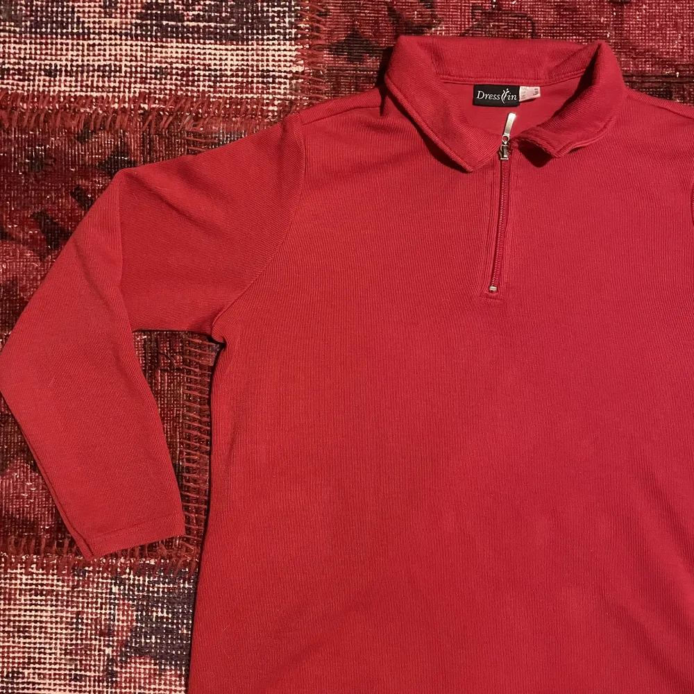 Stilig röd half zip sweatshirt som är i perfekt skick som sitter perfekt (skriv för mer information!). Hoodies.