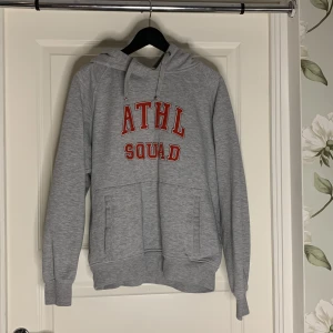Hoodie - Min absoluta favorit college hoodie, säljer endast vid bra bud!!