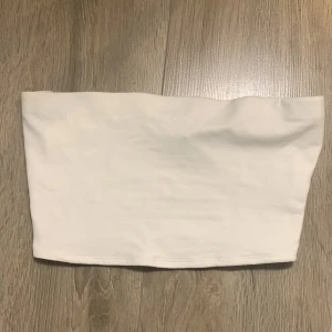 Bandeau topp - Fin bandeau topp från H&M, den har någon svag missfärgning!